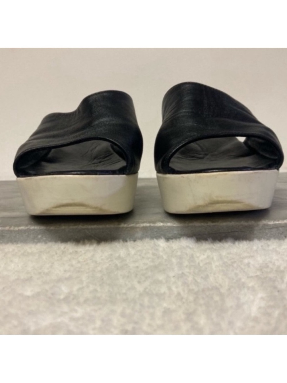 Bueno Leather Wedge Sandals Size 9 Slip Ons Heels Black White Classic Minimalist - Picture 4 of 11
